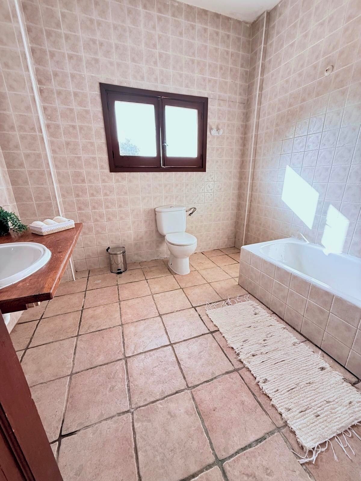 Haartrockner, Handtücher, Seife, Toilettenpapier