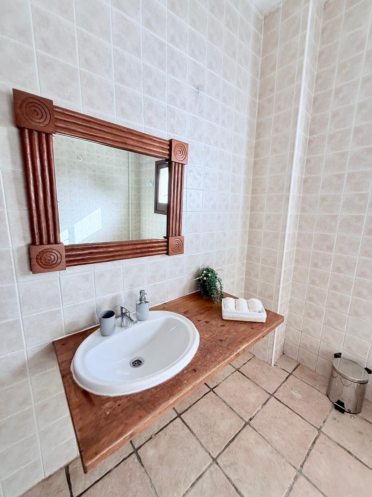 Secadora de cabello, toallas, jabón, papel de baño 
