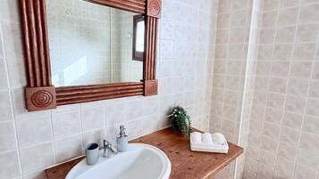 Secadora de cabello, toallas, jabón, papel de baño