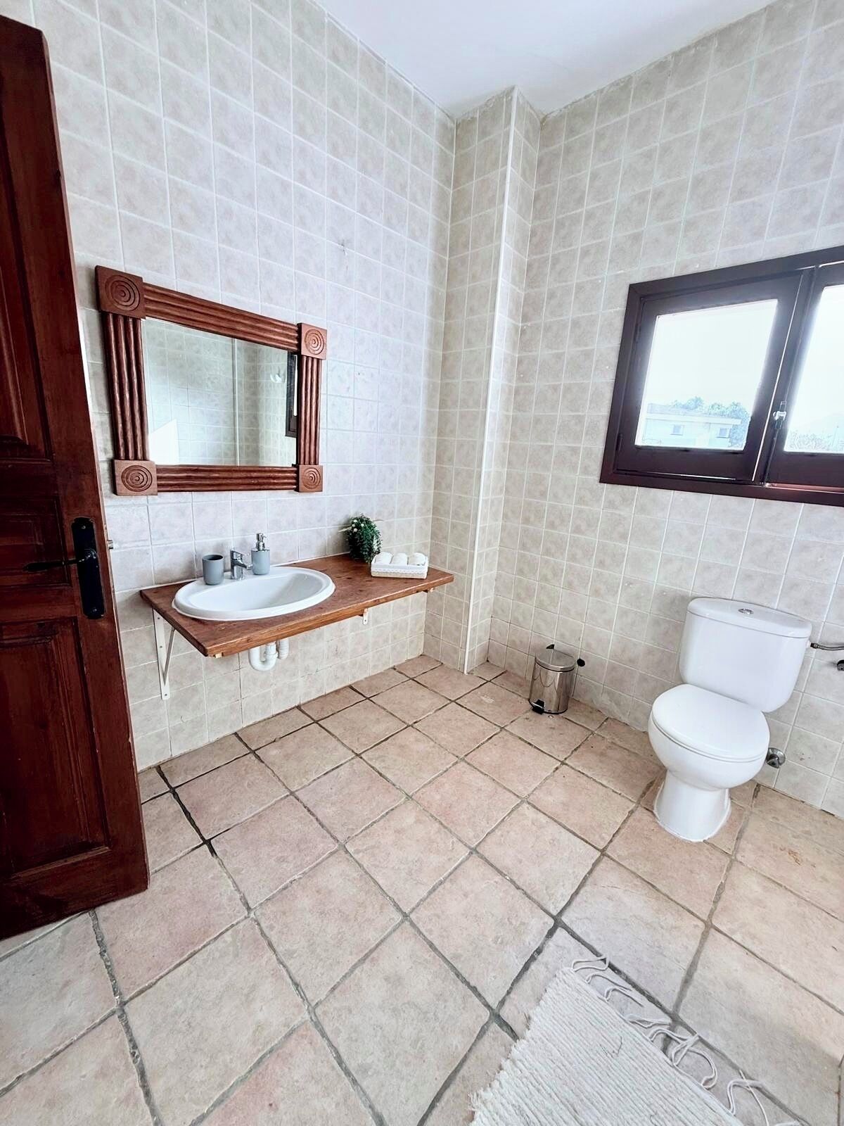 Een haardroger, handdoeken, zeep, toiletpapier