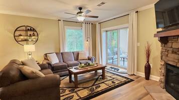 Smart TV, fireplace