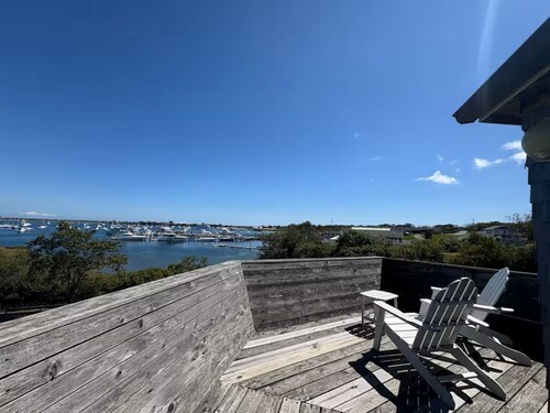 Guppy Cottage-3BR 3BA-Views of Great Salt Pond