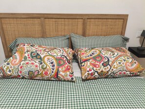 1 habitación, tabla de planchar con plancha y cuna de viaje 