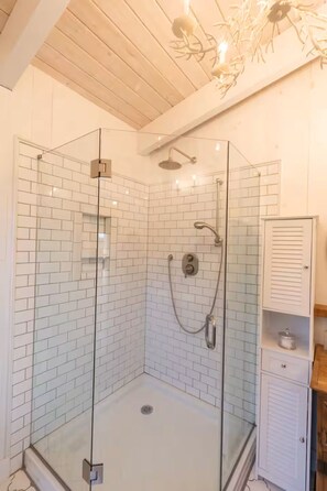 Douche, sèche-cheveux, serviettes fournies, savon