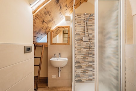 Shower, towels. La Suite del Brocante - Valle Maira