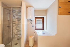 Douche, bidet, serviettes fournies