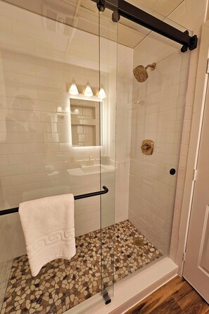 Classic Room, Balcony, Garden View | Bathroom - Bavarian Inn Resort & Brewing Company (Shepherdstown)