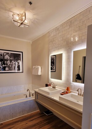 Habitación de lujo, balcón, vista al río | Baño