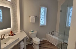 Luxury Room, Balcony, River View | Bathroom