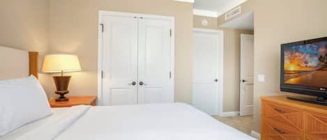 Tabla de planchar con plancha, cuna de viaje, wifi y ropa de cama