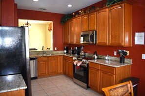 Fridge, microwave, oven, stovetop - All-suite south-facing pool home - attractions/shopping/dining minutes away! (Kissimmee)