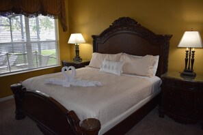 5 bedrooms, iron/ironing board, WiFi, bed sheets - All-suite south-facing pool home - attractions/shopping/dining minutes away! (Kissimmee)