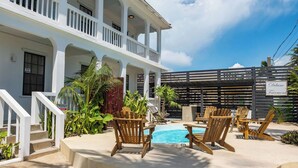 A hotel with a pool, outdoor seating, and a sign reading 'Delano Fairmont'. - 4 br/ Oceanview/Pool/Walk to Centar of San Pedro (San Pedro)