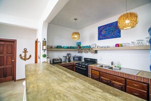 Fridge, microwave, oven, stovetop - 4 br/ Oceanview/Pool/Walk to Centar of San Pedro (San Pedro)