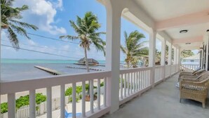 A covered outdoor area with a view of the ocean, palm trees, and a lounge chair. - 4 br/ Oceanview/Pool/Walk to Centar of San Pedro (San Pedro)