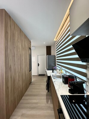 Fridge, microwave, oven, stovetop - MK Luxury Studio With King Bed #5 (Chișinău)