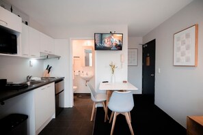 Fridge, microwave, stovetop, coffee/tea maker - City Studio with Parking and Views (Auckland Central)