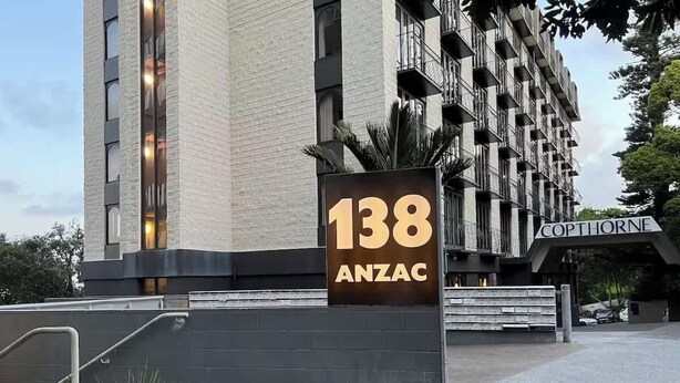 En bygning med et skilt, der viser '138 ANZAC' og 'COPTHORNE', der angiver et hotel eller et lejlighedskompleks.