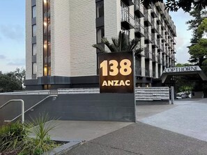 Un edificio con un'insegna che riporta '138 ANZAC' e 'COPTHORNE', che indica un hotel o un complesso di appartamenti.