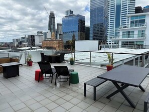Outdoor dining - Princes Wharf Harbour View Studio (Auckland Central)