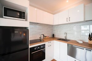 Fridge, microwave, oven, stovetop - Princes Wharf Harbour View Studio (Auckland Central)