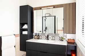 Douche, sèche-cheveux, shampoing