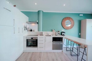 Fridge, microwave, oven, stovetop - Princes Wharf 1 Bedroom Apartment (Auckland)