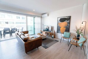 TV, offices - Princes Wharf 1 Bedroom Apartment (Auckland)