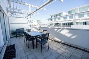 Outdoor dining - Princes Wharf 1 Bedroom Apartment (Auckland)