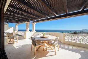 Outdoor dining - Oceanview Penthouse Beachclub and Yacht Membership (San José del Cabo)