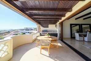 Outdoor dining - Oceanview Penthouse Beachclub and Yacht Membership (San José del Cabo)
