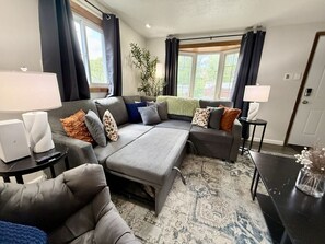 TV, offices, computer monitors - Wonderful stylish 2 King bed 1.5 bath home (Pittsburgh)