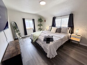 2 bedrooms, desk, iron/ironing board, WiFi - Wonderful stylish 2 King bed 1.5 bath home (Pittsburgh)