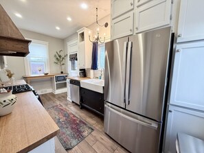 Fridge, microwave, oven, stovetop - Charming 3 BR 2 bath home 10 minutes to downtown (Pittsburgh)