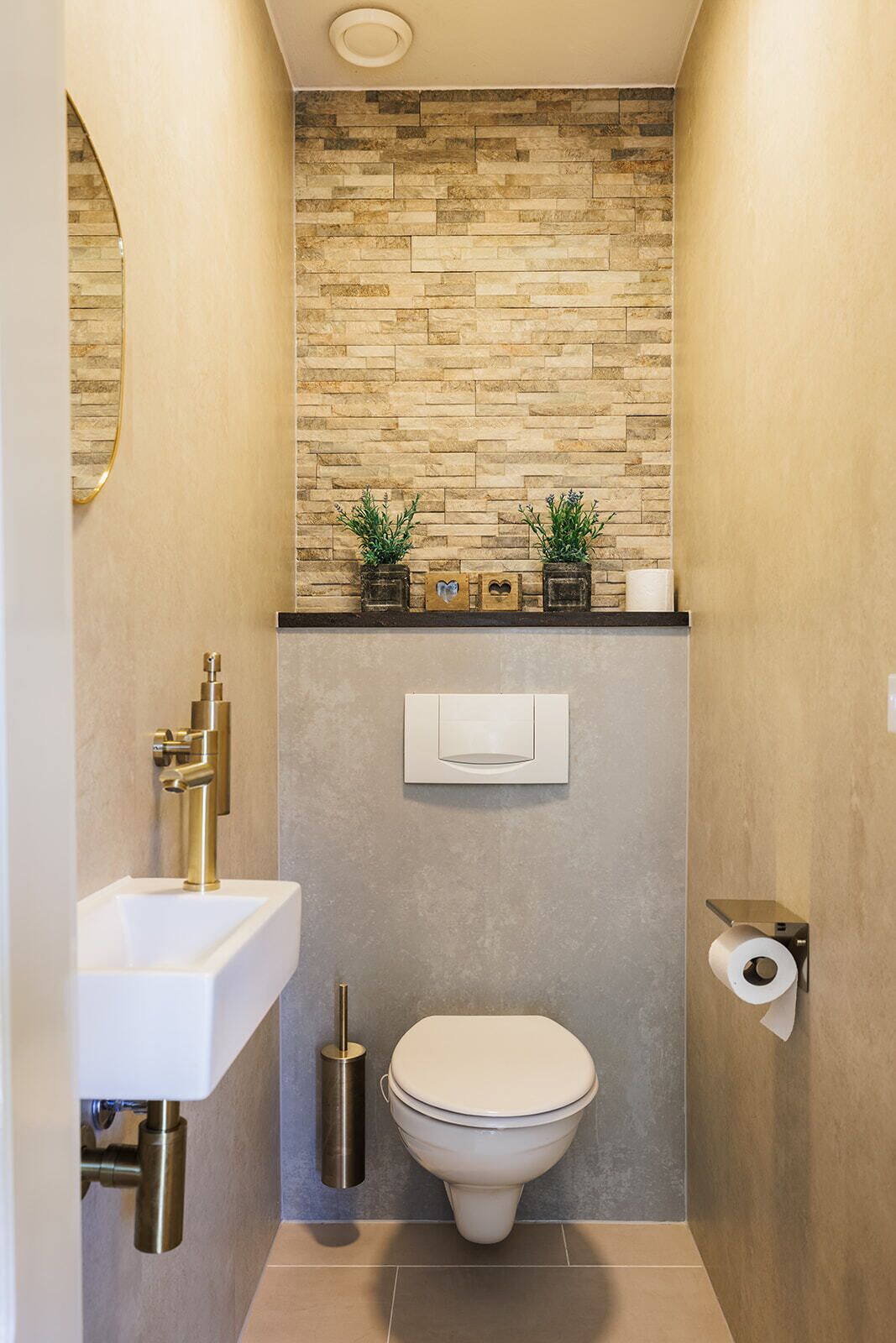 Een douche, een haardroger, handdoeken, shampoo
