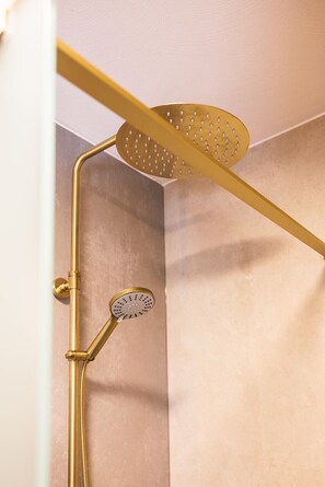 Shower, hair dryer, towels, shampoo - Luxury vacation home on the Veluwe | edge of the forest, fenced garden, absolute peace and quiet (Putten)