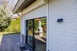 Terrace/patio - Luxury vacation home on the Veluwe | edge of the forest, fenced garden, absolute peace and quiet (Putten)