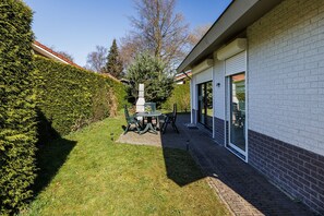Outdoor dining - Luxury vacation home on the Veluwe | edge of the forest, fenced garden, absolute peace and quiet (Putten)