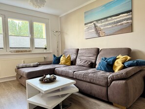 Living area - Vacation apartment near the beach in Kühlungsborn with 2 terraces, dog allowed (2-4 pers) (Kühlungsborn)