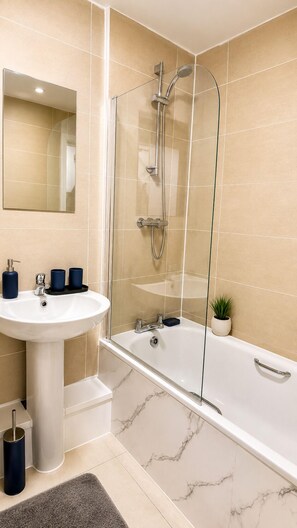 Hair dryer, towels, toilet paper - Spacious 3-Bedroom Flat in Central Leeds (Leeds)