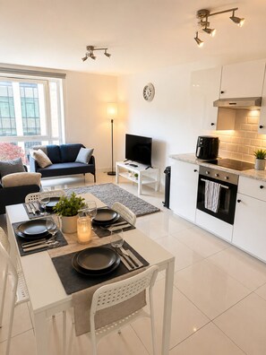 Fridge, microwave, oven, stovetop - Spacious 3-Bedroom Flat in Central Leeds (Leeds)