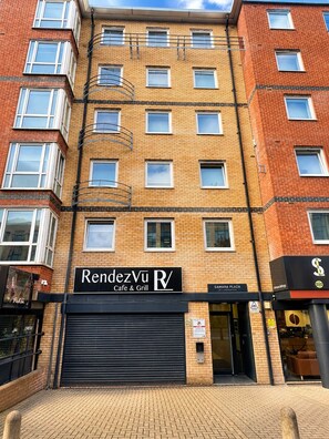 A multi-story building with a cafe and grill named 'RendezVü' on the ground floor. - Spacious 3-Bedroom Flat in Central Leeds (Leeds)