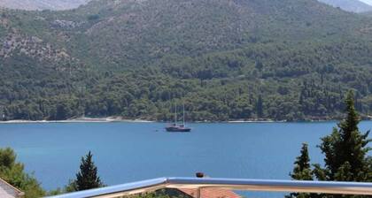 A3- Comfortable Family 2-Bedroom Apartment: Covered Balcony, Stunning Bay Views & Fiber-Optic Wi-Fi