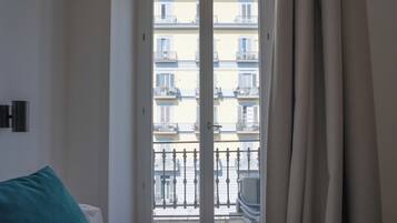 Quadrupla familiare, vista città | Una cassaforte in camera, una scrivania, postazione laptop
