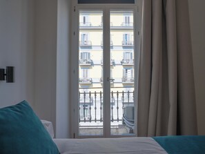 Quadrupla familiare, vista città | Una cassaforte in camera, una scrivania, postazione laptop