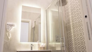 Quadrupla familiare, vista città | Bagno | Doccia, asciugacapelli, asciugamani, sapone