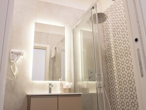 ห้องแฟมิลี่สำหรับสี่ท่าน, วิวเมือง | ห้องน้ำ | ฝักบัว, ไดร์เป่าผม, ผ้าเช็ดตัว, สบู่