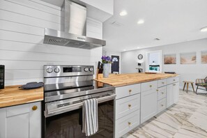 Fridge, microwave, oven, stovetop - Sonnenhaus! 2 Blocks from Beach Access! (Redington Beach)