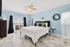 Iron/ironing board, WiFi, bed sheets - Sonnenhaus! 2 Blocks from Beach Access! (Redington Beach)