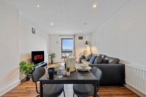 Smart TV, books - Luxury High-Rise flat next to Wembley stadium (Wembley)